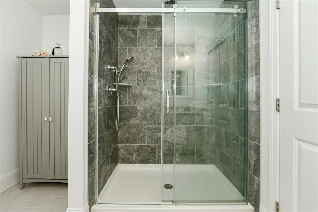 18 Cleary Cir, Norfolk