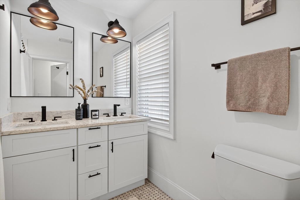 7 Bell Ct, South Boston