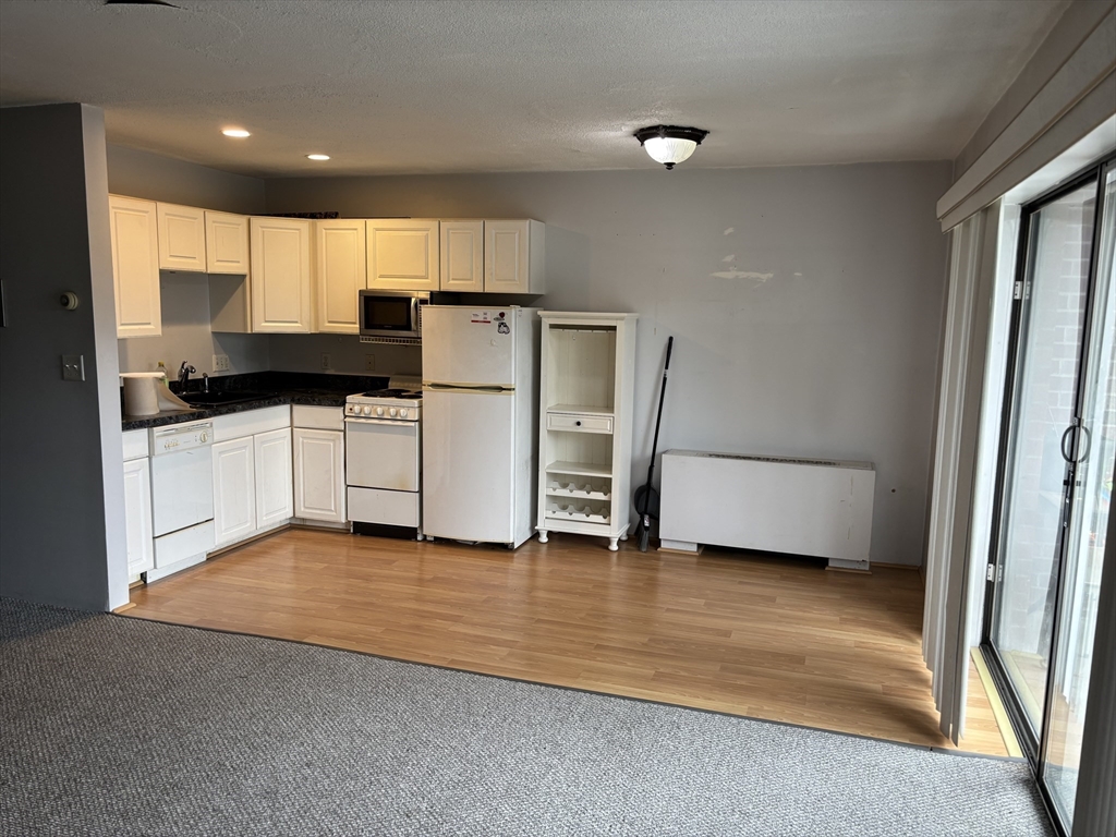 1 Summit Dr, Reading