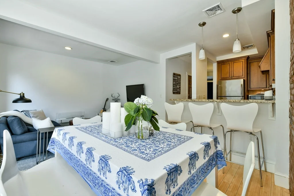 16 Follen St, Back Bay