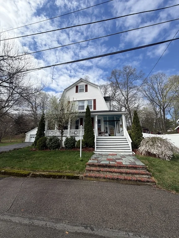 17 Daniels St, Hopedale