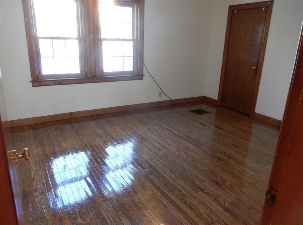 8 Castle Rd, Wayland