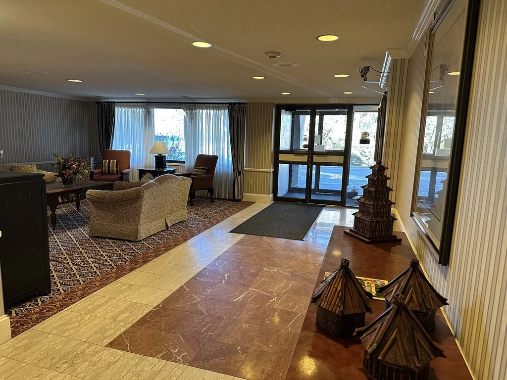 1004 Paradise Rd, Swampscott