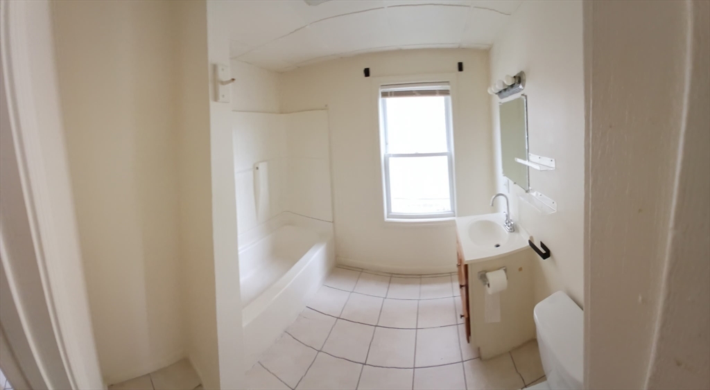 1909 North Main St, Fall River