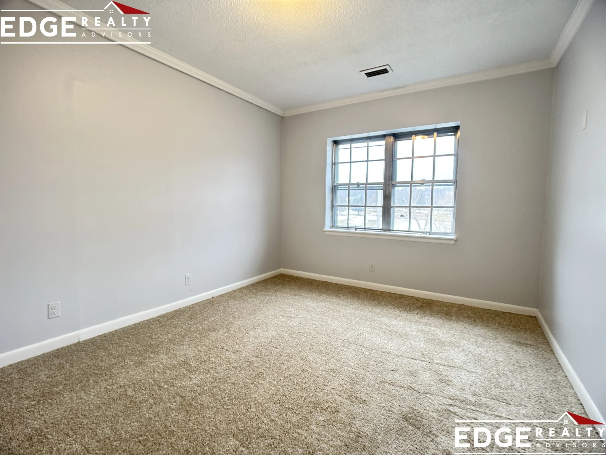 186 Lake Shore Rd, Oak Square