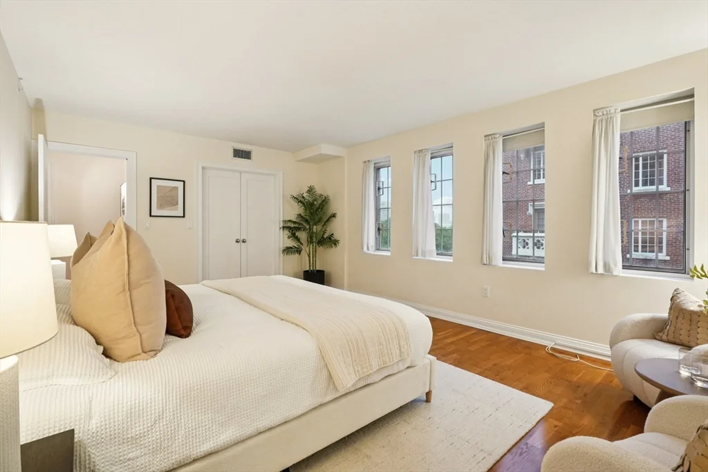 20 Chapel St, Longwood