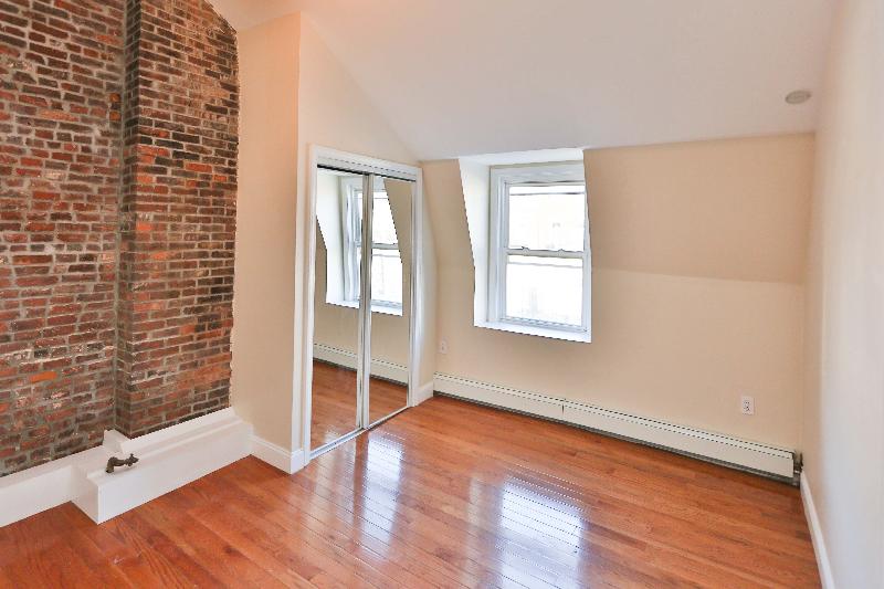 82 Bremen St, East Boston