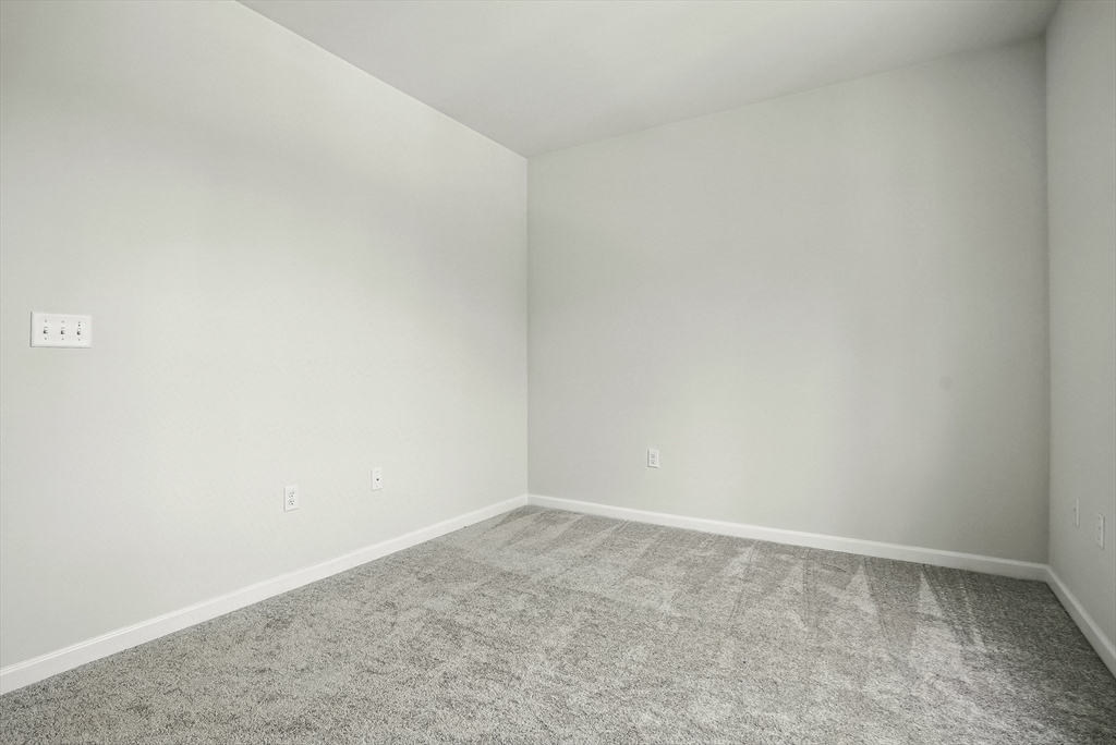 4 Winslow Ln, Grafton