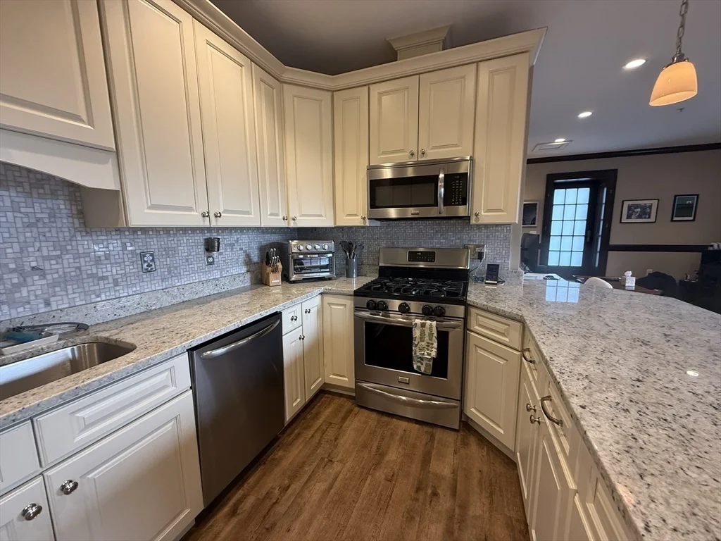 6 Main St Ext, Downtown