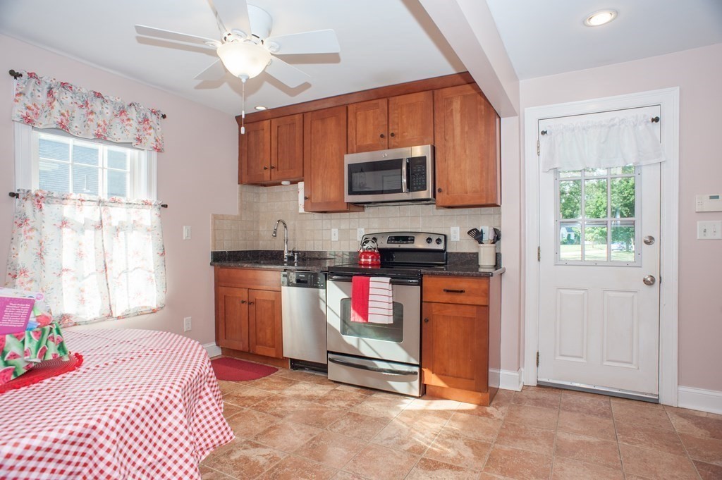 123 N Main St, Uxbridge