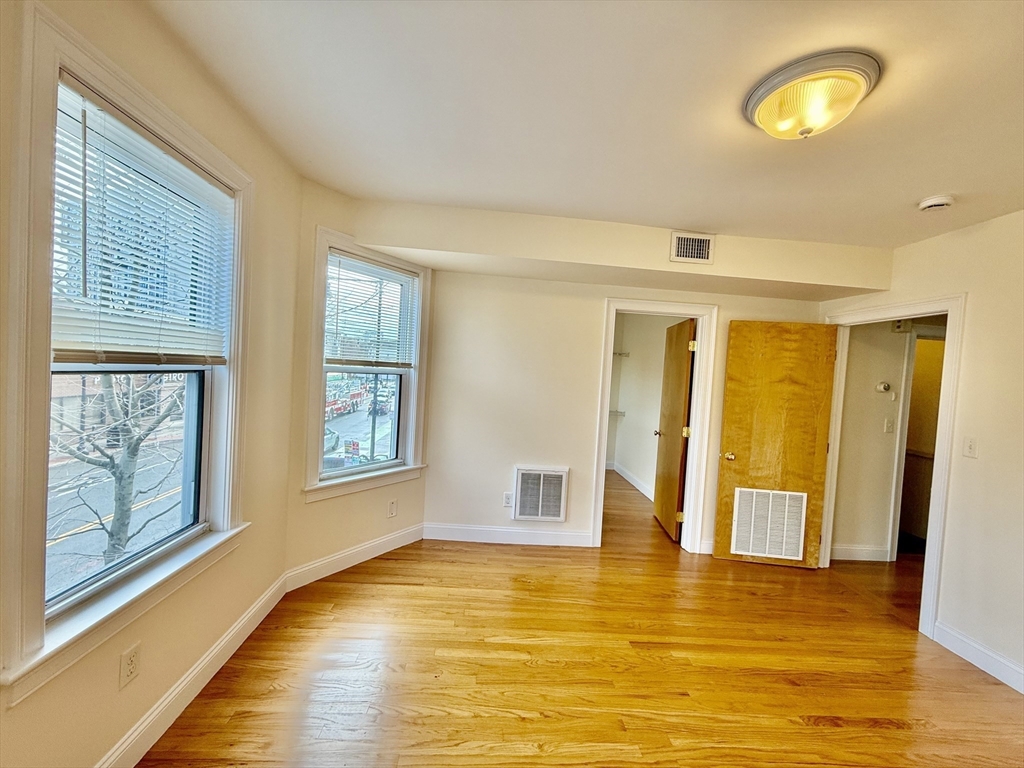 724 Cambridge St, Wellington-Harrington