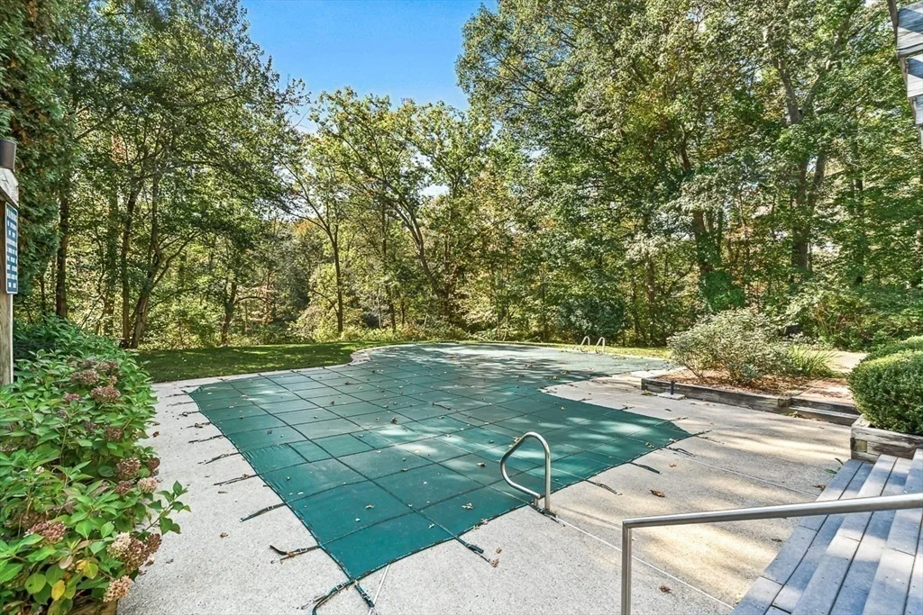 2 Phillips Pond Rd, Natick