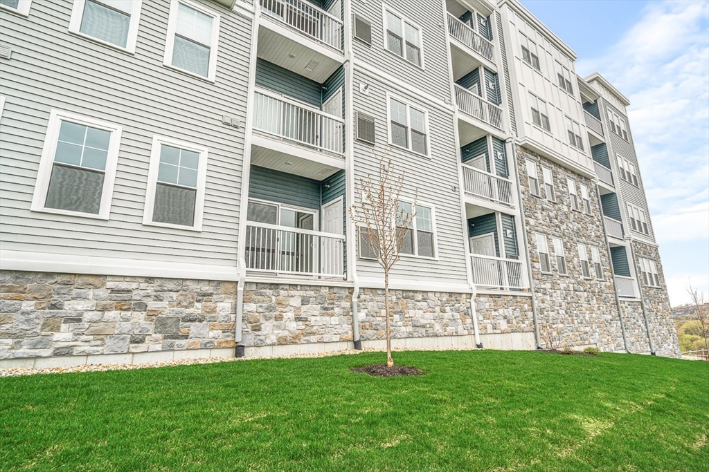 2 Stratton Dr, Woburn