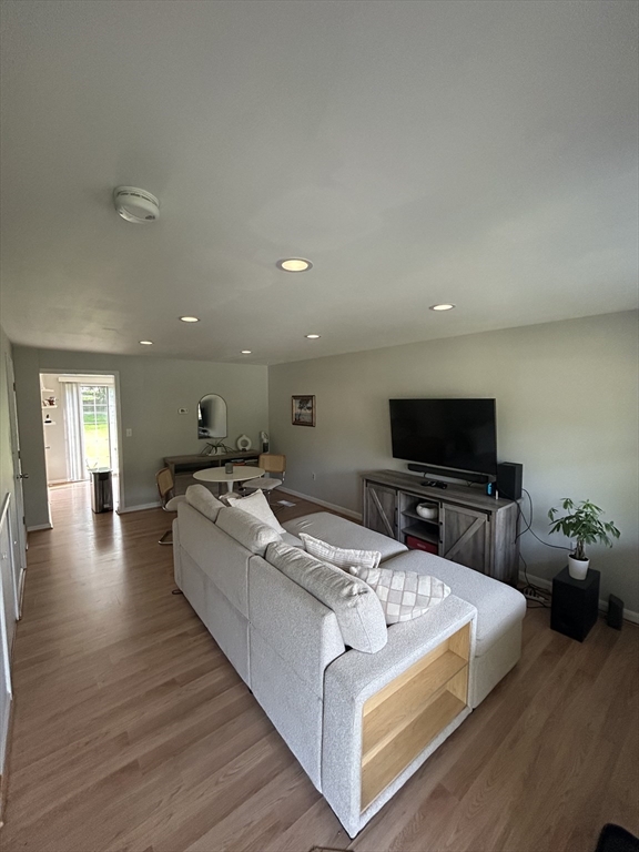 66 Kennedy Dr, Chelmsford