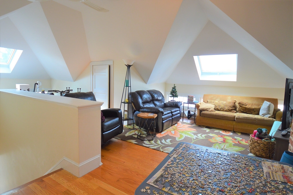 14 Breck Ave, Oak Square