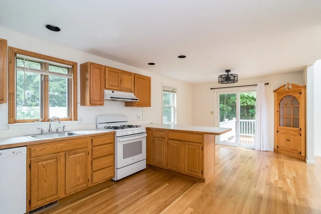 4 Randall Ct, Natick