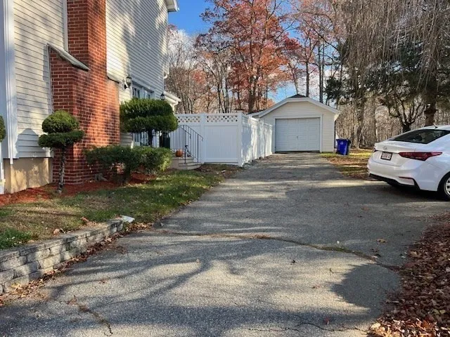 1657 Meridian St, Fall River