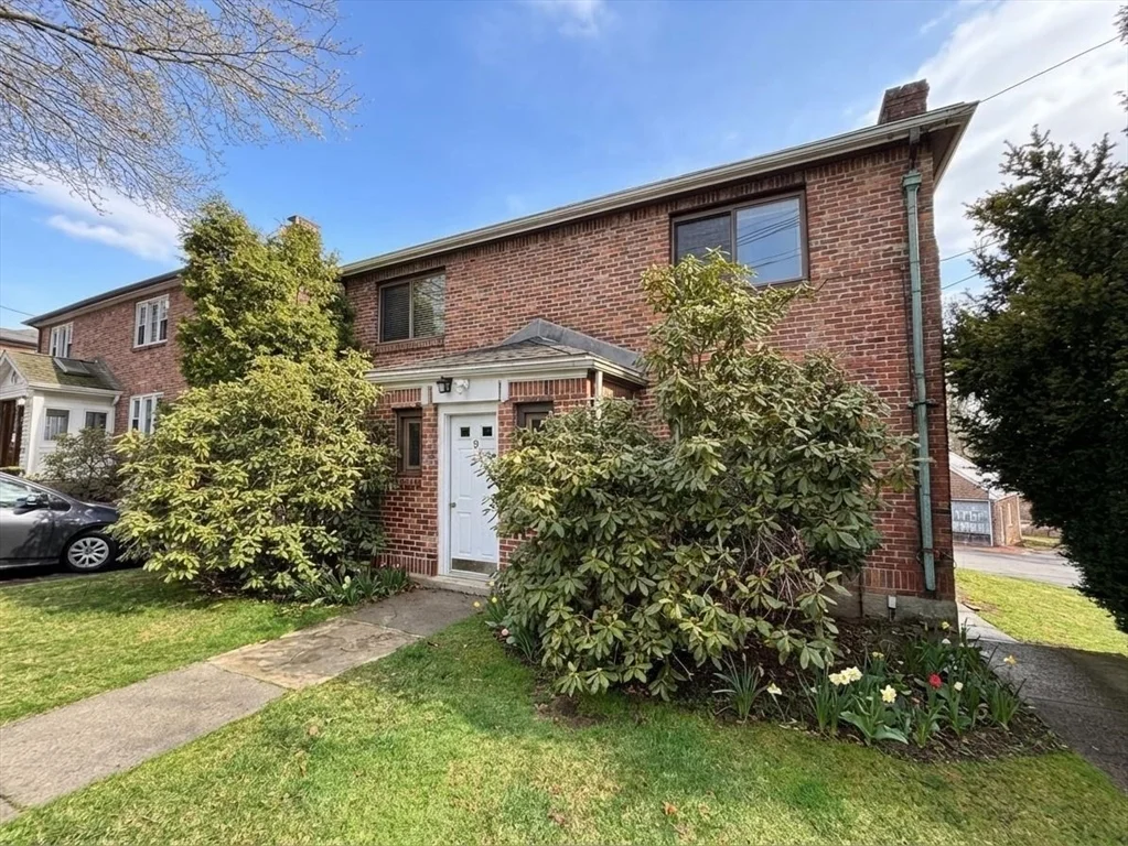9 Reservoir Rd, Chestnut Hill