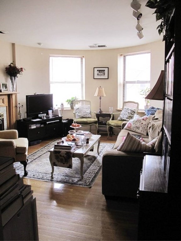 102 Gainsborough St, Fenway