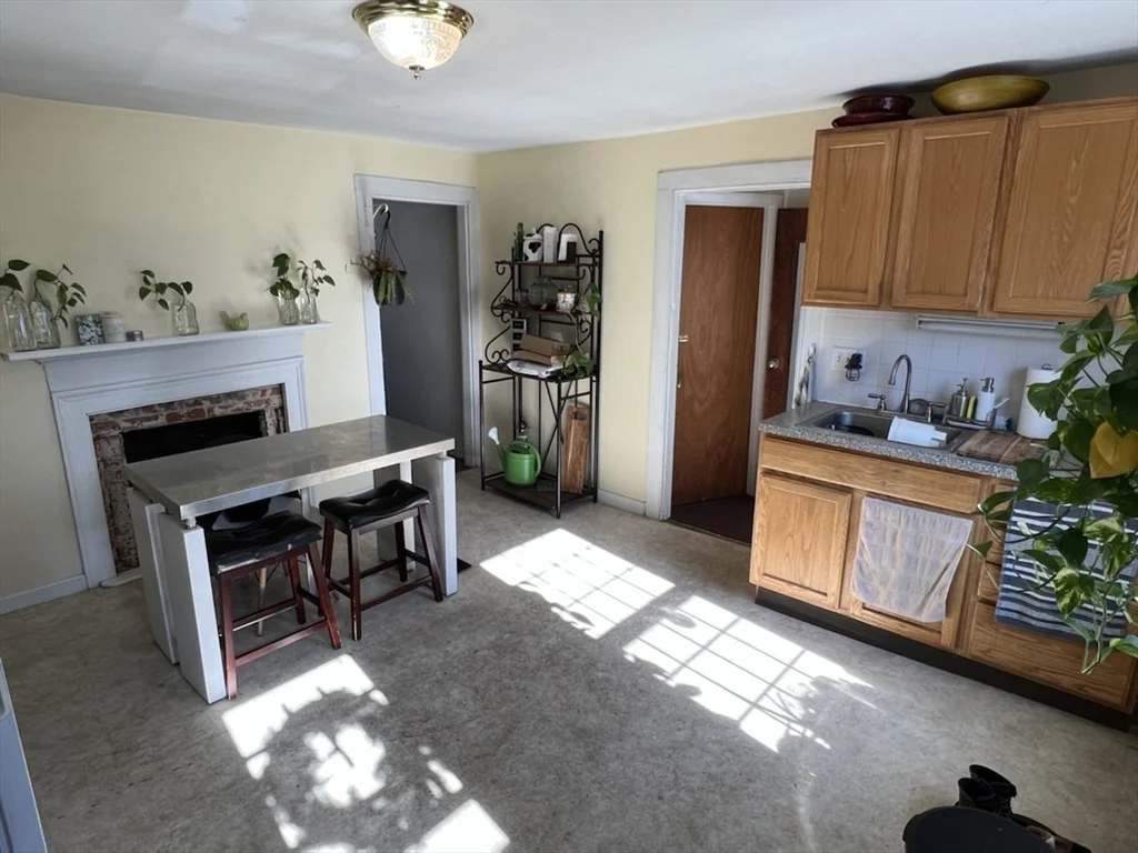 797 Main St, Amherst