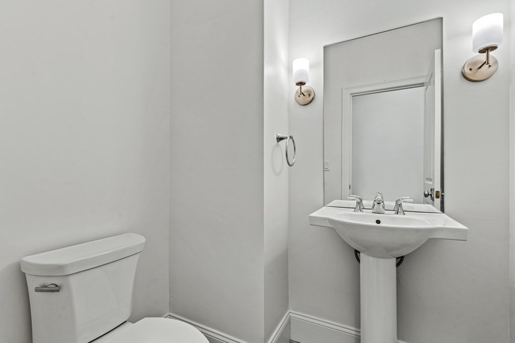 19 Lily Pond Ln, Lexington