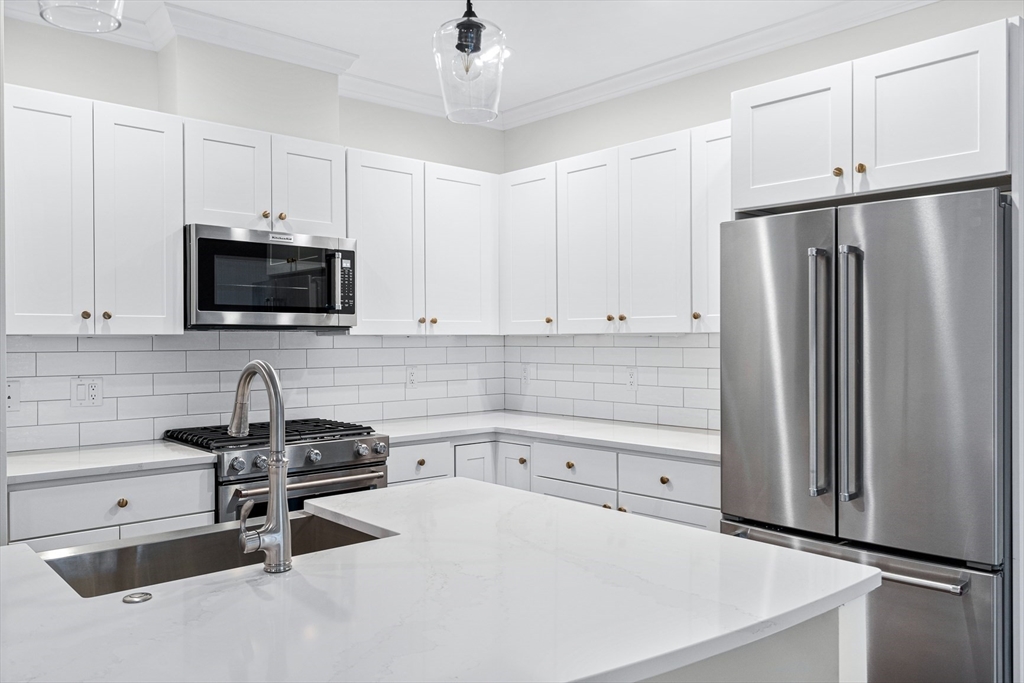 15 Lily Pond Ln, Lexington