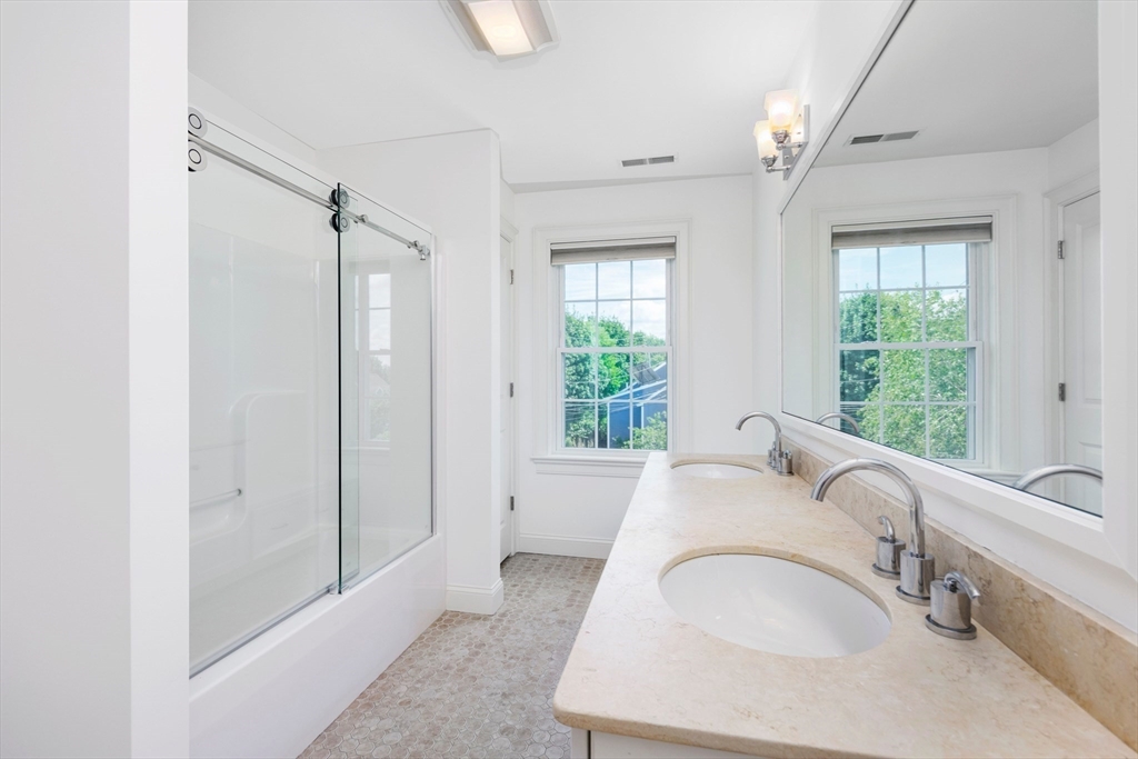 14 Brattle Ln, Arlington