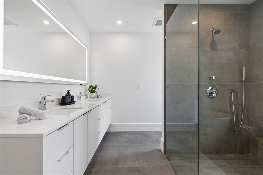 264 Lagrange St, Chestnut Hill