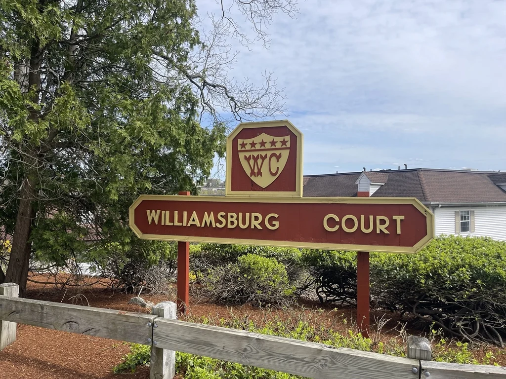10 Williamsburg Ct, Shrewsbury