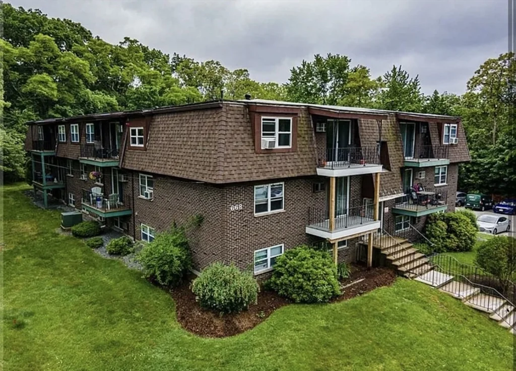 668 Robbins Ave, Dracut