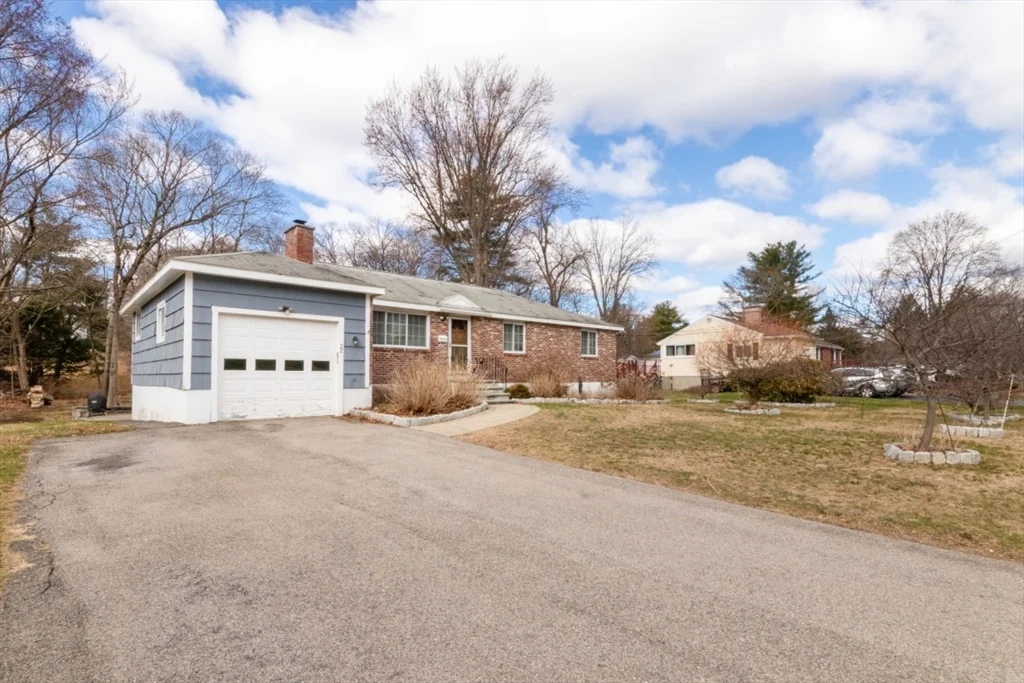 22 Livoli Rd, Framingham