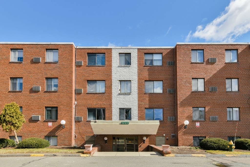 900 Governors Dr, Winthrop Center