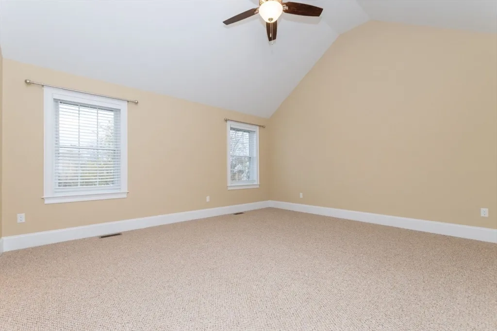 15 Hialeah Ln, Framingham