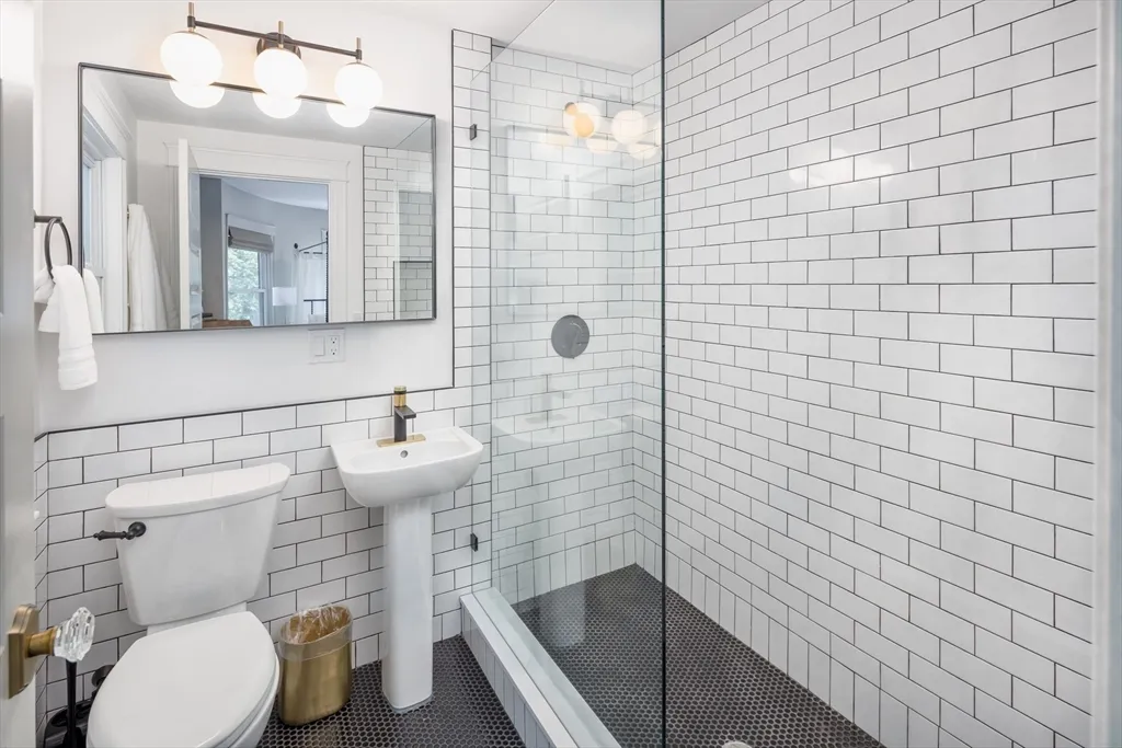 44 Winslow Rd, North Brookline