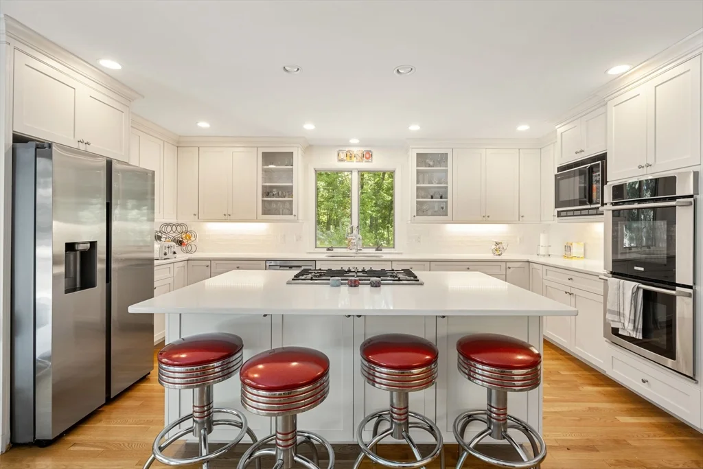 4 Crestview Ln, Milton