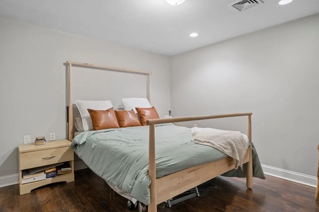 100 Old Harbor St, South Boston