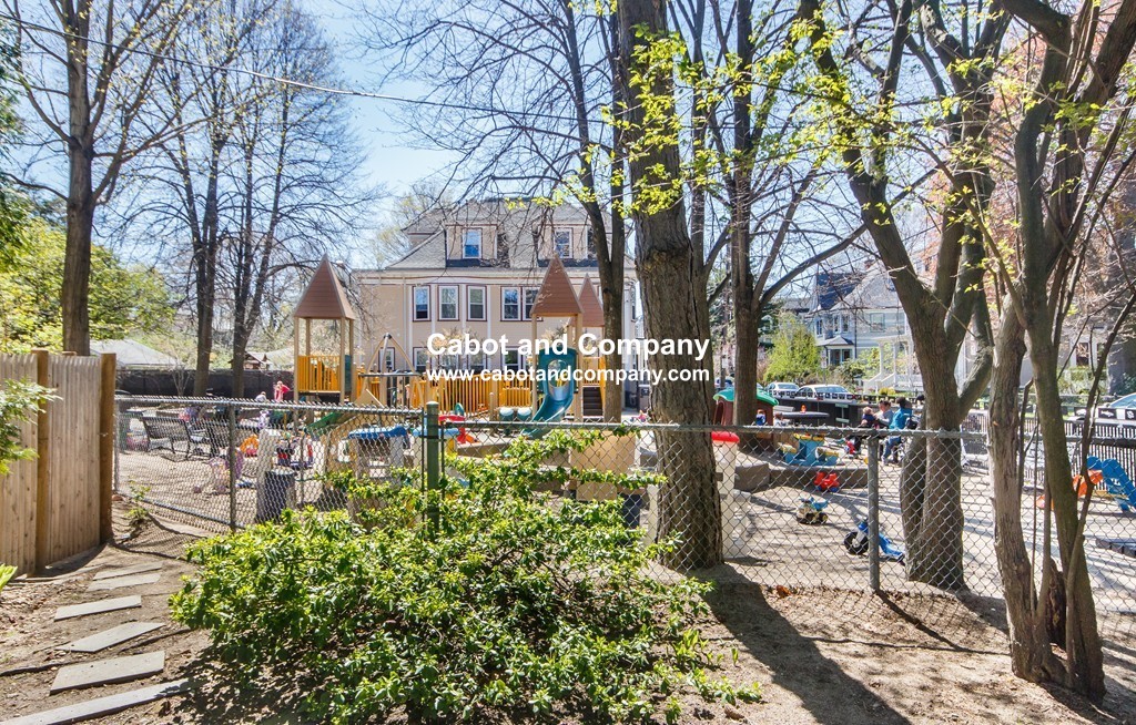 2 Brewer St, Jamaica Plain