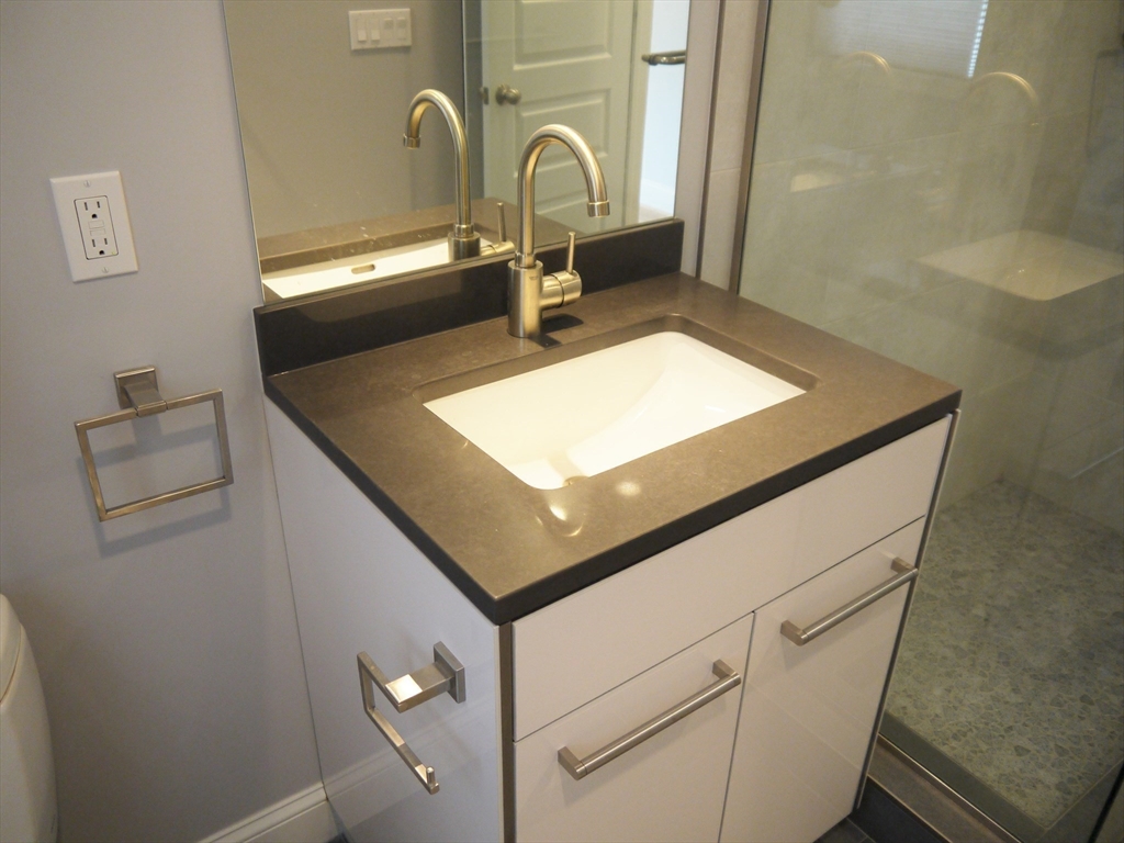 157 Salisbury Rd, Chestnut Hill