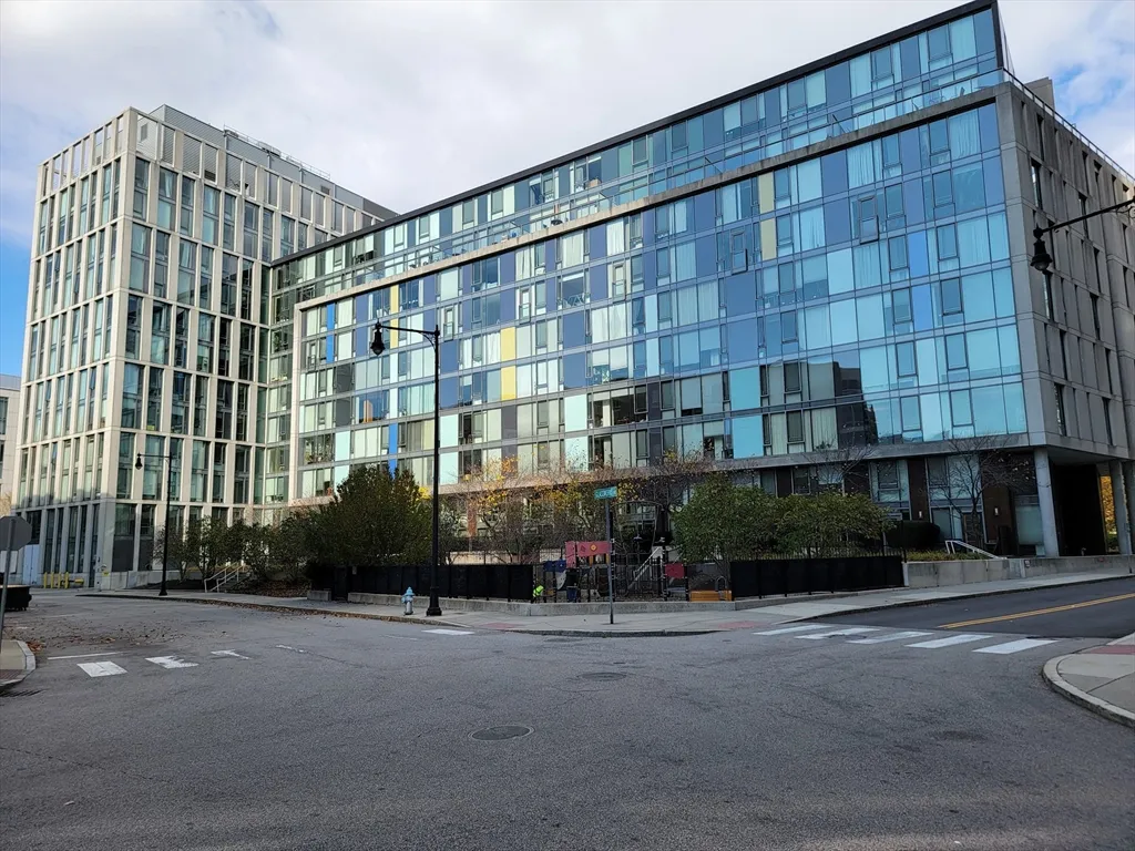 2 Earhart, Cambridge