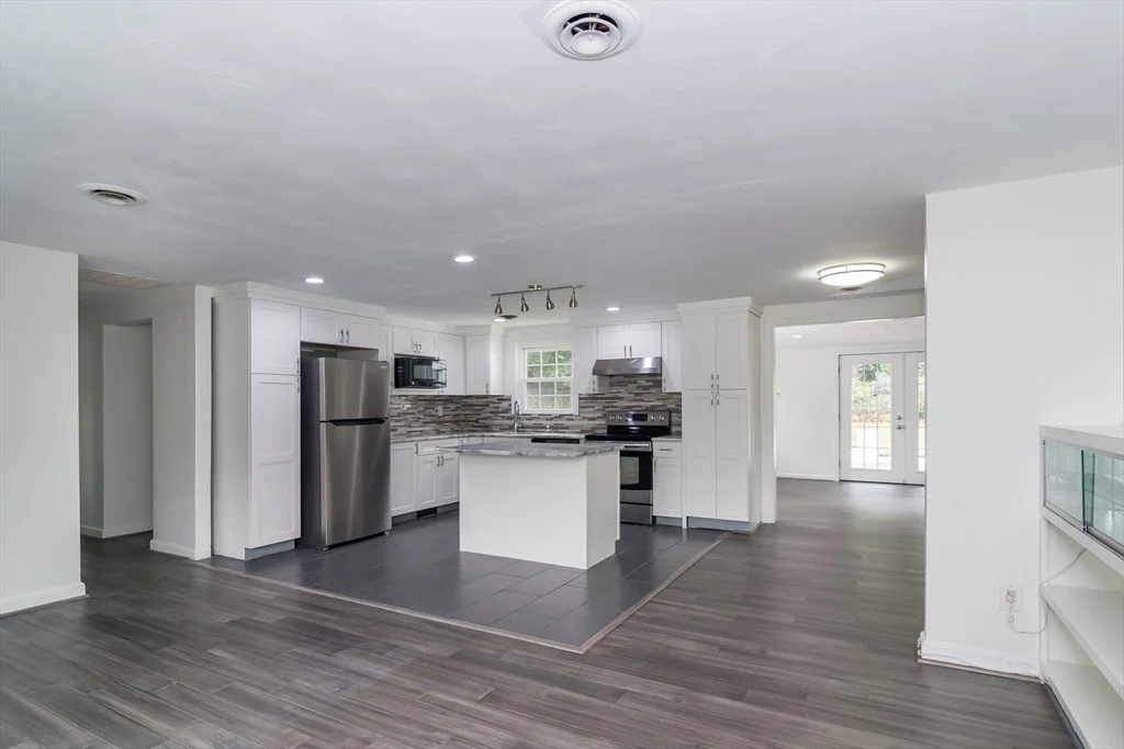 22 Wethersfield Rd, Natick