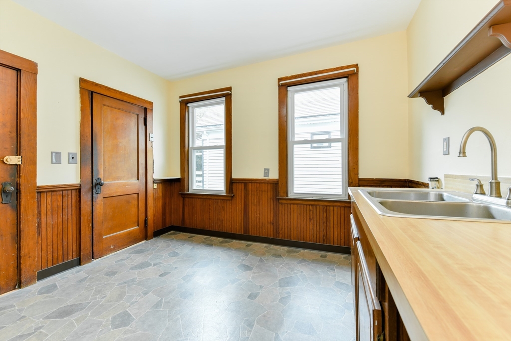 652 South, Roslindale