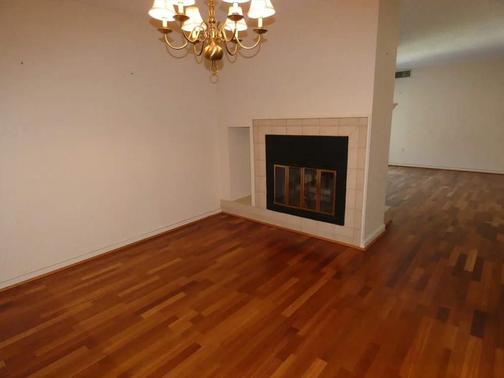 380 Place Ln, Woburn