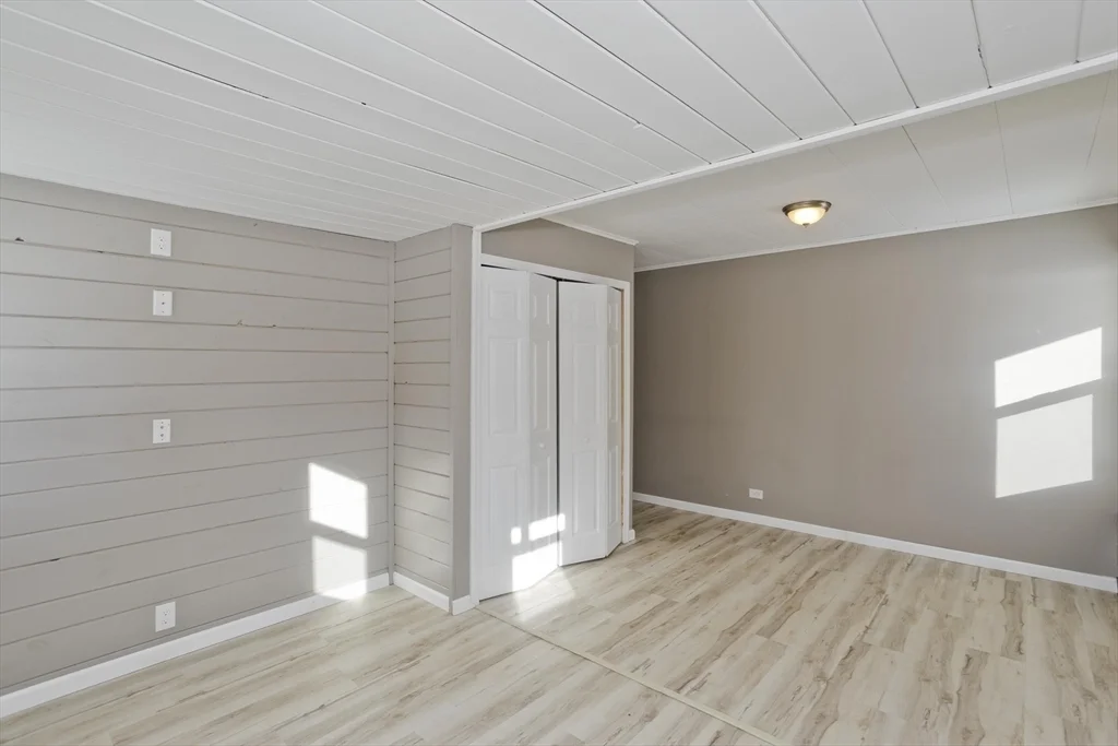 16 Knightville Dam Rd, Huntington