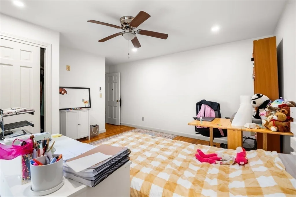 9 Town House Dr, Newtonville