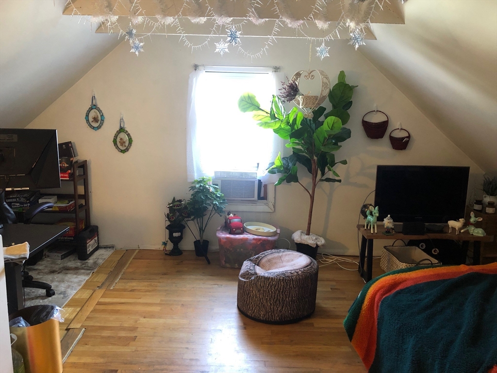 40 Montfern Ave, Oak Square