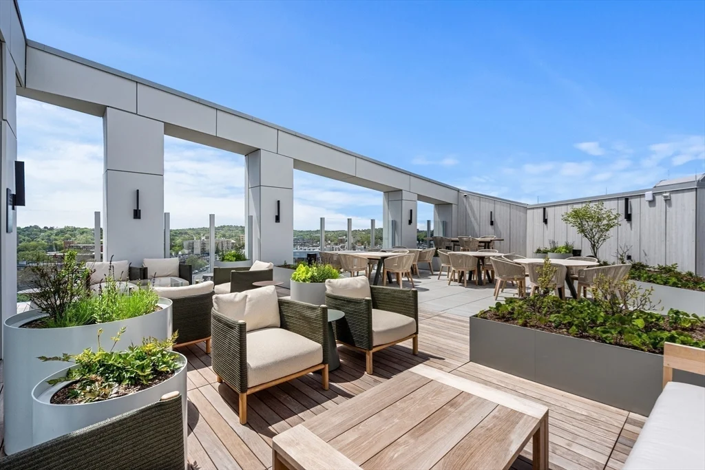 1515 Commonwealth, Brighton