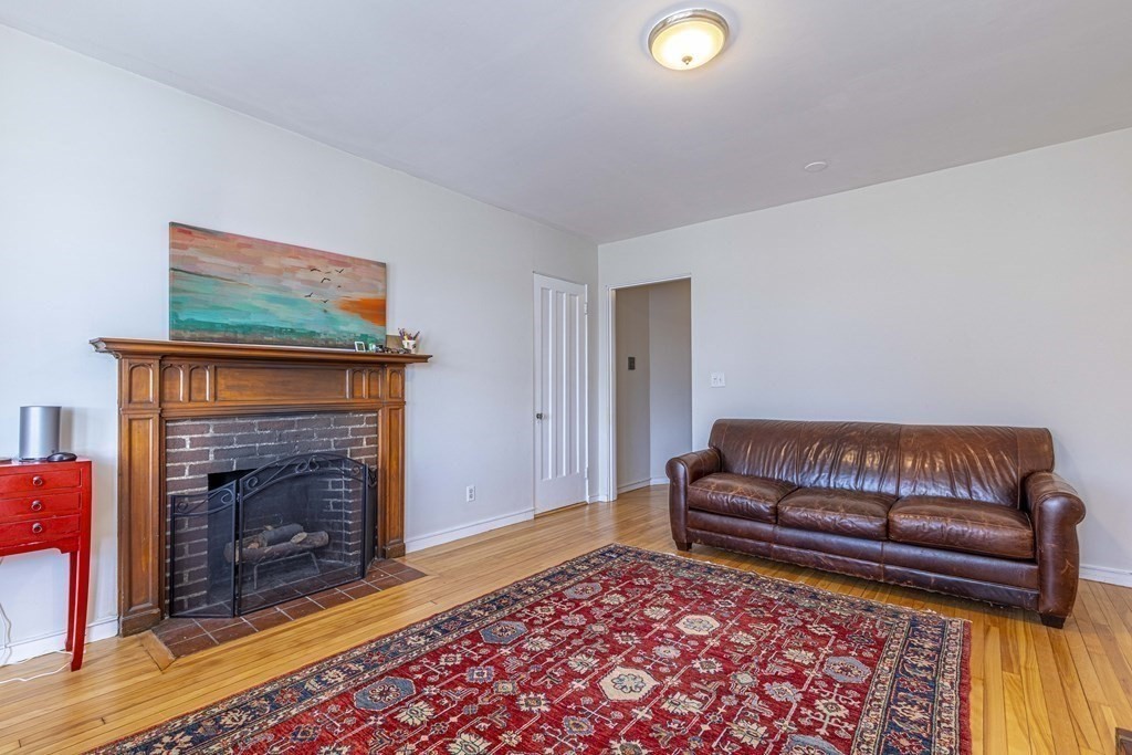 993 Memorial Dr, Cambridge