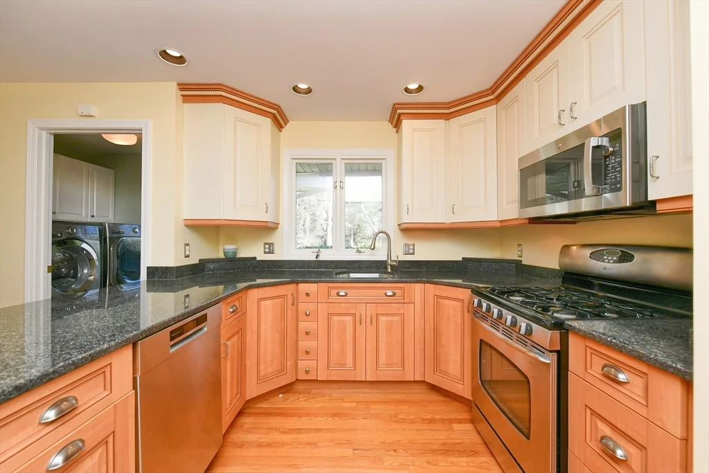 4 Bittersweet Ln, Buzzards Bay