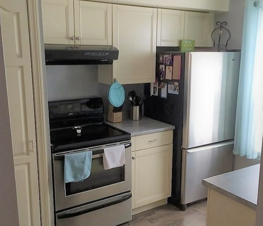 504 Windsor Dr, Framingham