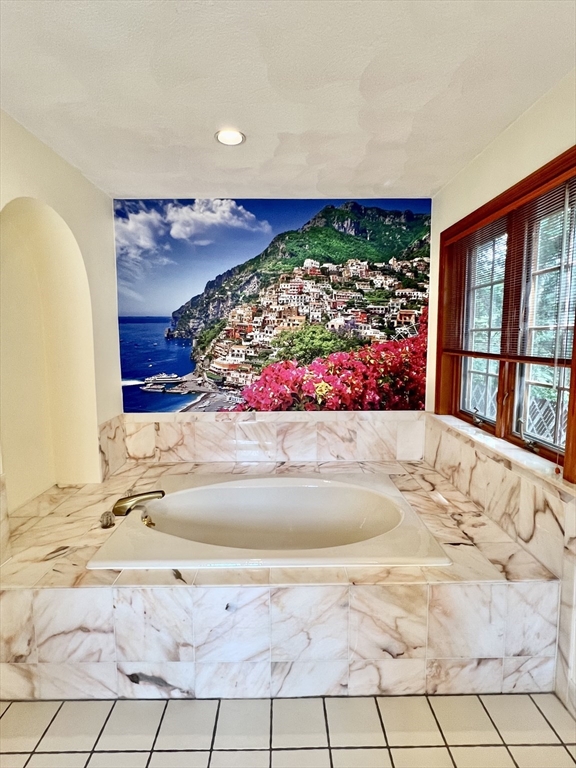 177 R Faneuil St, Oak Square